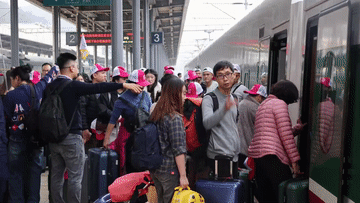 跨境赏雪成新风尚 越南旅客元旦乘火车游云南雪山