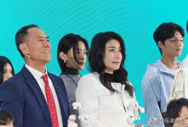 郭晶晶现身北京，穿小香风戴棉花手链和善大气，素颜胖出双下巴