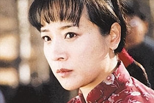 她是国家一级演员，多次给坐轮椅丈夫戴绿帽，如今儿子也是演员