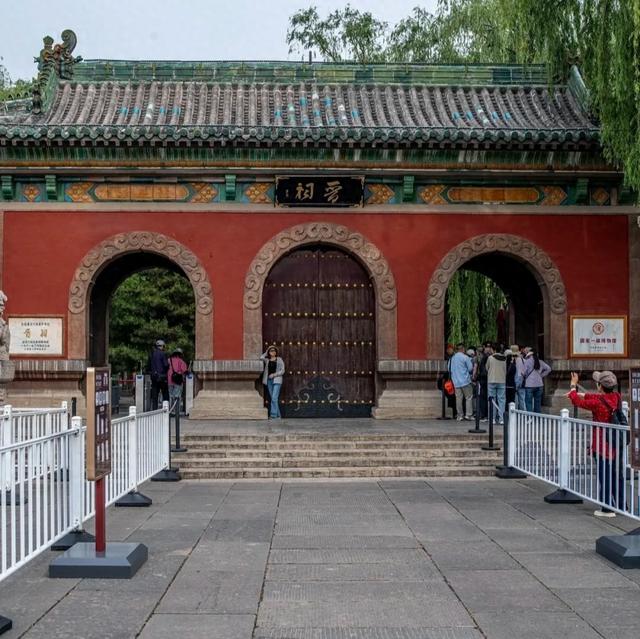 我是上海人，游晋祠遇反差，圣母殿人挤，周柏立了三千年。