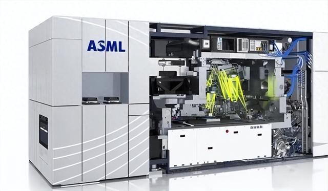450台光刻机，2153亿！荷兰正式宣布，外媒：ASML开始秋后算账了