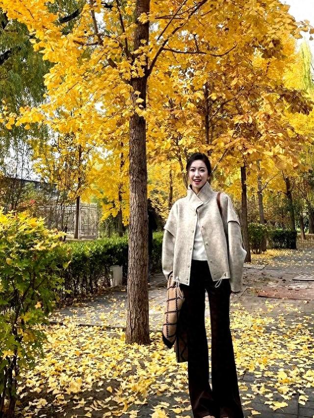 “浅燕麦立领外套+深棕阔腿裤”，秋日这样搭，温柔又显贵~