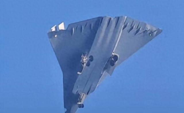 美国空军很“绝望”，中国歼36飞跃2万米高度，F22连影子都够不到