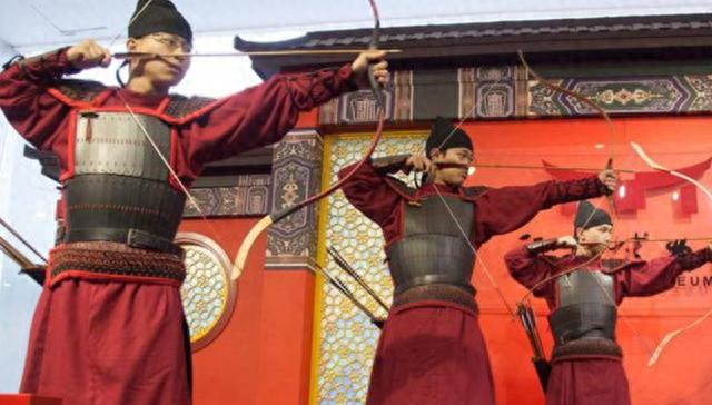 古人的弓箭	，为何现代人几乎拉不动，是我们的体力退化了吗？