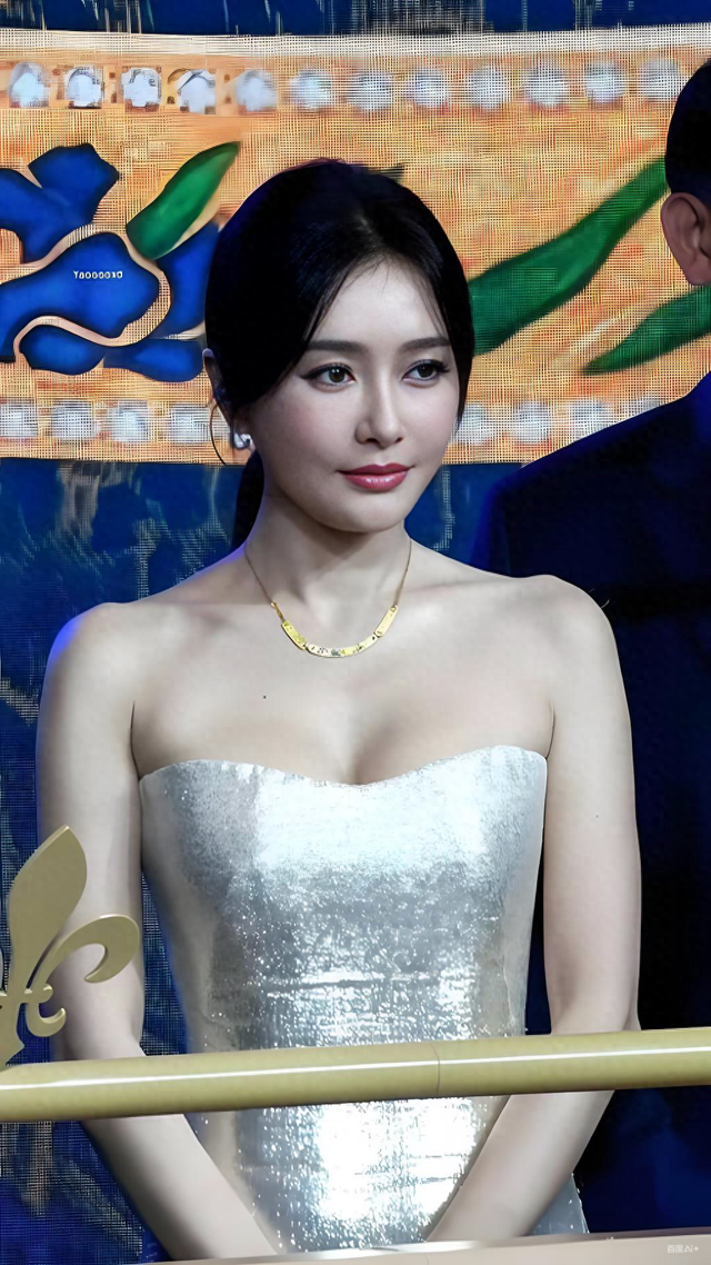 秦岚变化太大了，胸很大，腰很细，臀部很大，身材有点像芭比娃娃