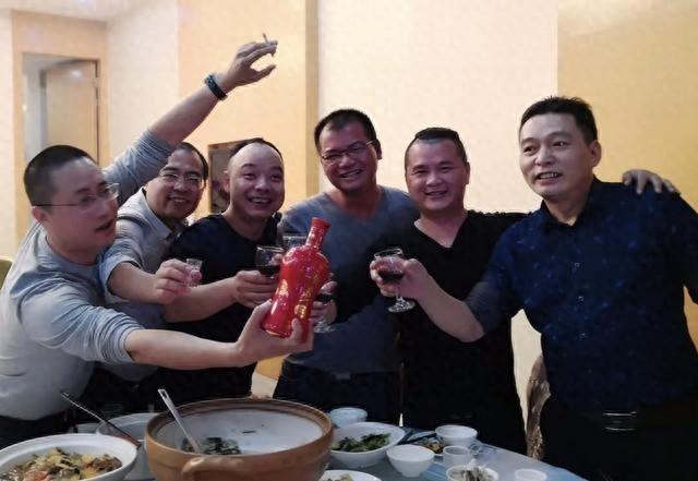 战友病重，我组织群里每人捐5000，三天无人捐，班长电话让我醒悟