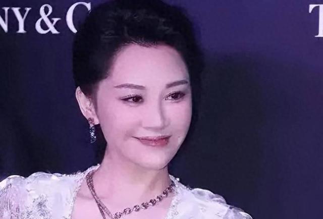 她一生 “风流成性、老少通吃”，撩汉无数，现如今56岁却依旧单身