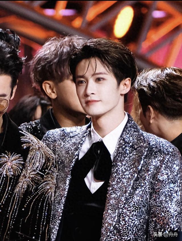 檀健次的身高出道即如此，未曾隐瞒	，为何成了他的顶流“短板”？