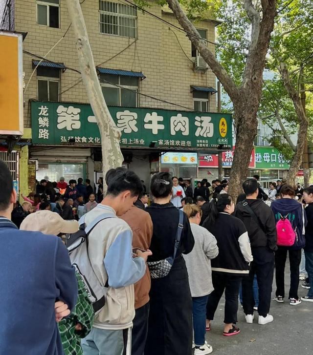 河南洛阳“十大怪”火了，有凳不坐蹲着喝汤	，外地人彻底懵了