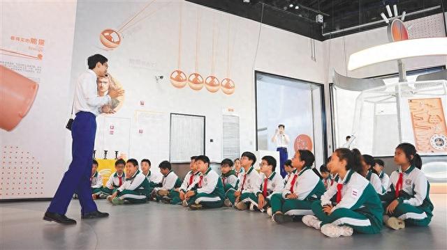 海南科技馆试运行首日人气足