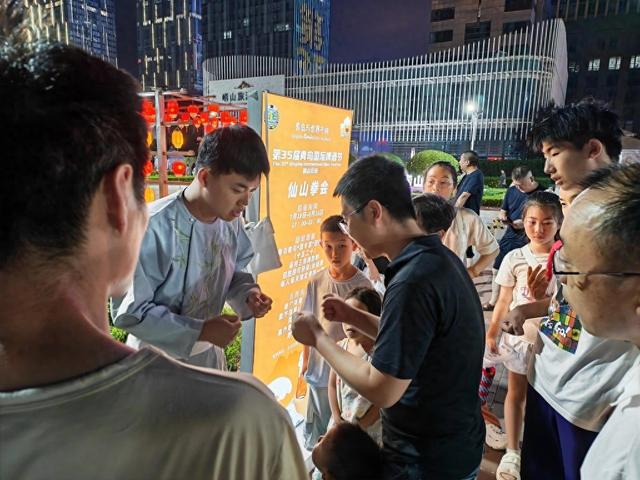 啤酒节面孔｜啤酒节崂山会场的“拳王”，忙昏头了，但是幸福指数真高啊