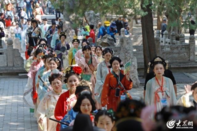 海棠映岱宗 汉服耀山巅 封禅12花神与百名汉服爱好者齐聚泰山巡游