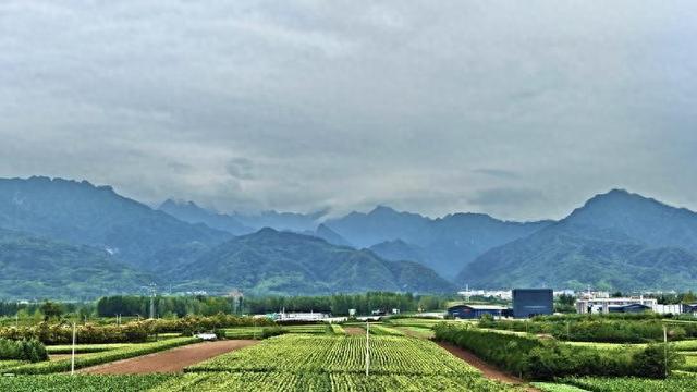 西安雨后云绕青山翠
