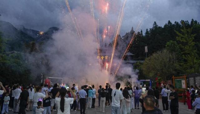 安徽天堂寨景区：“化鱼成龙”夜游启幕 非遗民俗点亮夜间经济
