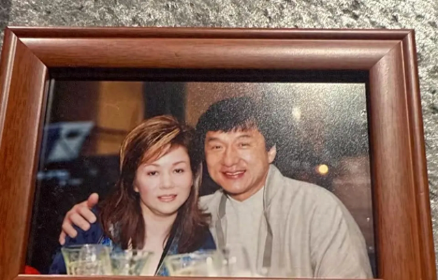 毛玉萍重开饭店，没人来捧场：贴满合照的墙，遮不住她输得彻底