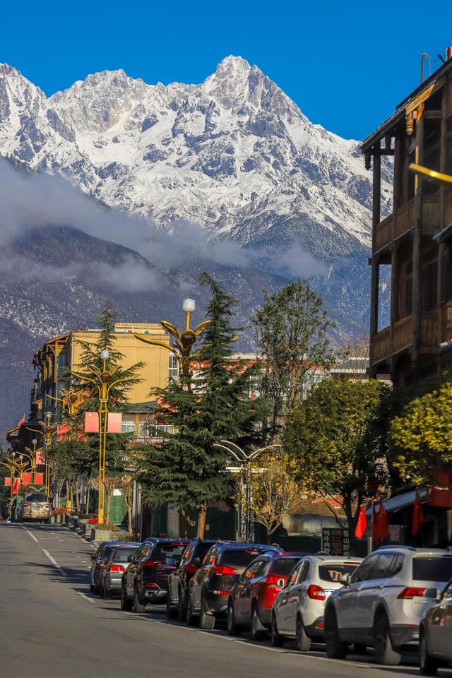 秋末初冬的海螺沟，是雪与金黄交织的双重浪漫