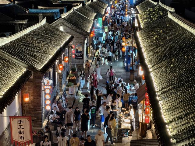 逛老街品美食，烟台夜生活圈烟火升腾