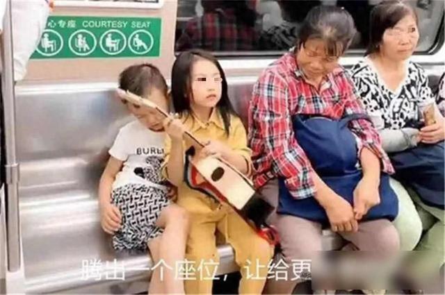 地铁上姐弟俩的“坐姿”火了，路人纷纷称赞，网友：最高级的炫富