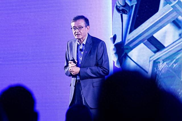 特朗普疯狂打压华人精英，勒令华人CEO辞职，美国加速自毁根基