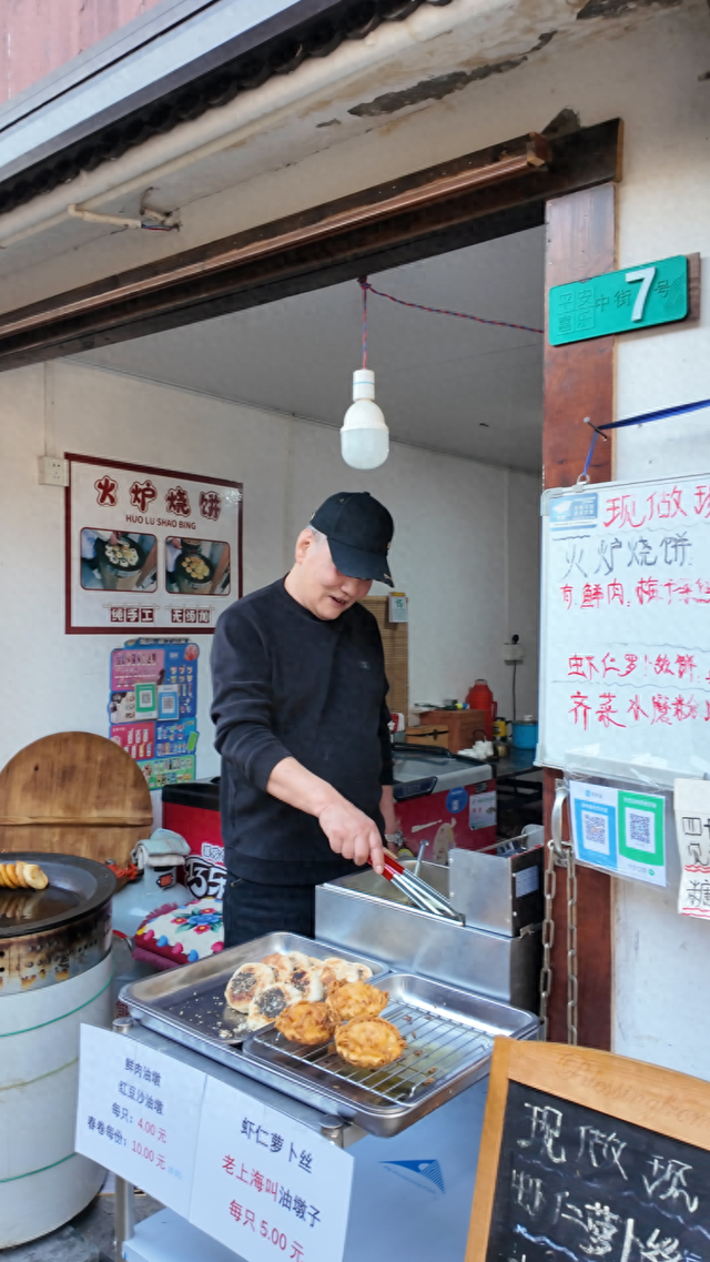 不仅是游客的风景，更是阿姨爷叔们热气腾腾的生活，青溪老街重启长桌宴，重温真实江南乡镇生活｜新春闹灯会·古镇过大年⑥