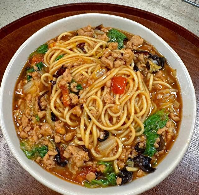 肉酱打卤面：一碗承包三餐的家常美味，酱香浓郁超入味