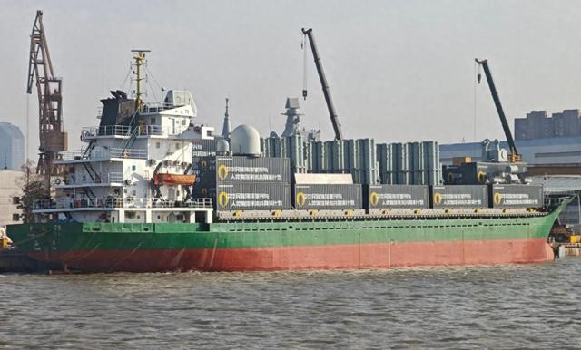 神秘货轮现身港口，集装箱布满导弹发射管，中国低成本武库舰？