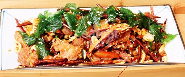 香辣酥是什么（朝天门辣子鸡 香辣酥替代传统的香辣酱 减少了辣味而增加了香味）