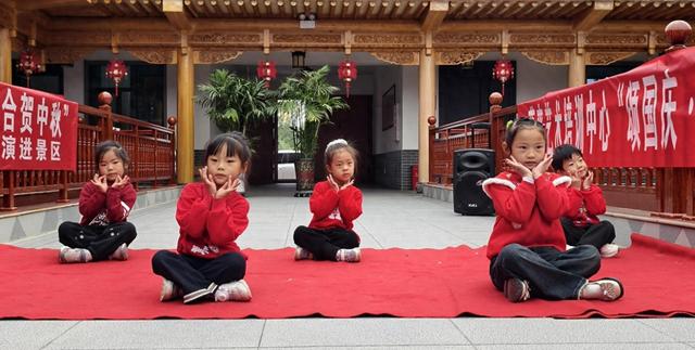 童趣展演颂家国 红色记忆润人心：古浪景区双节热度不减