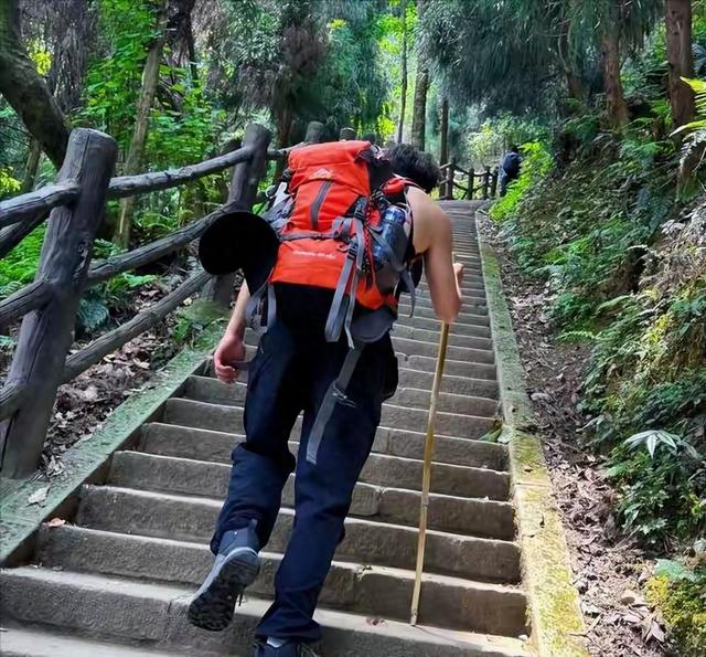 45岁男老师登山失联后续：已遇难，尸体腐烂死状凄惨，死因曝光