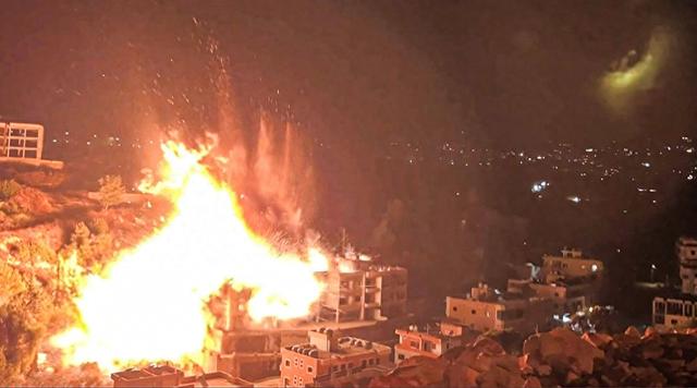 空袭覆盖南部与贝卡谷地：8万人难民营遭袭，停火前夜局势再紧张