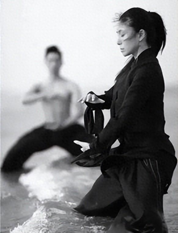 站桩实修关隘解析：从“肩撑肘横	”到“逆腹式呼吸”的武学贯通