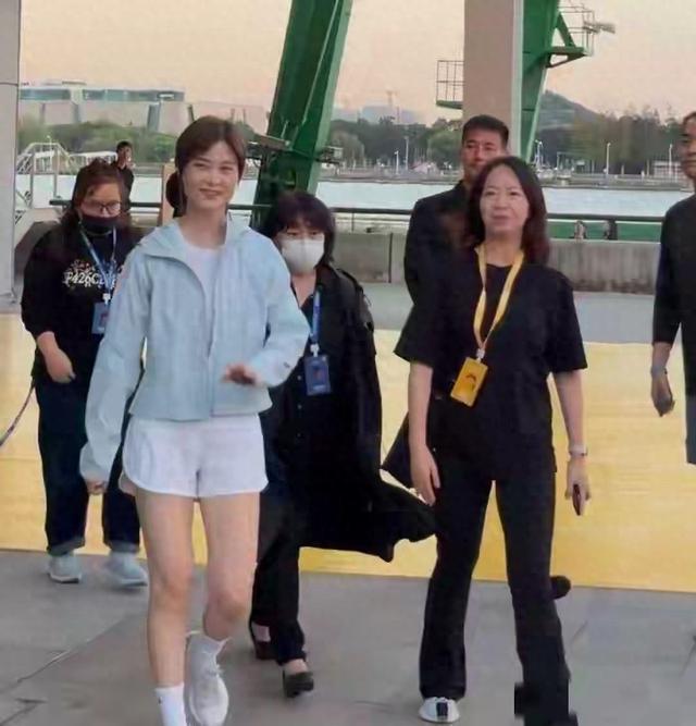 她居然41岁了，这状态看上去以为她才25岁 太显年轻了吧 怎么保持的