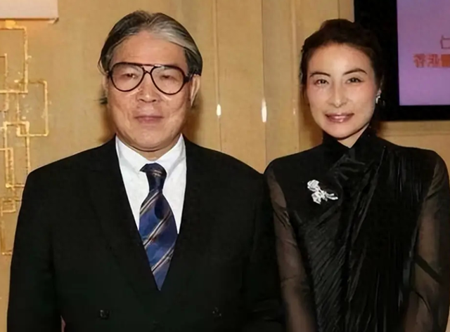 霍启刚没想到！44岁妻子和79岁老爸同时官宣喜讯，为霍家“争光”