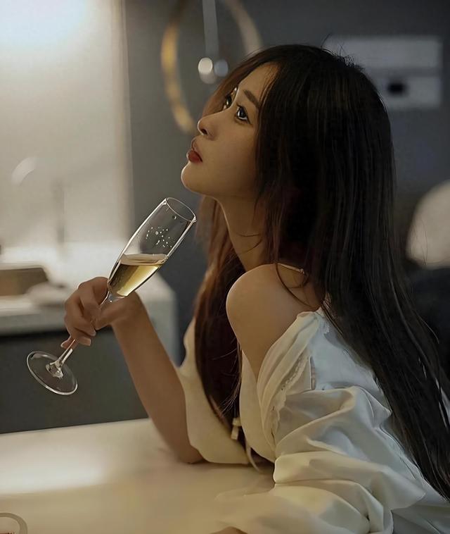 今日爆款文章：《致我的红颜知己：入骨的牵绊，一生的光亮》