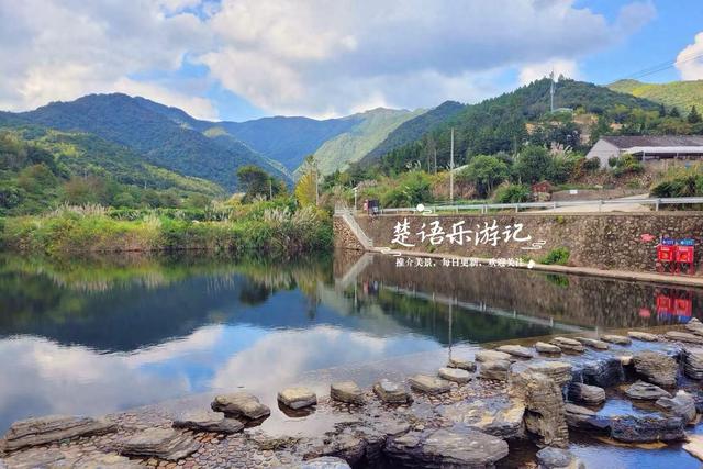 宁波宁海的10公里长溪，不仅是绝美玩水胜地，秋季的风景也很秀丽