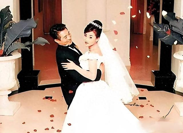 1999年，李连杰和利智结婚时的照片，看得出来，他很兴奋。