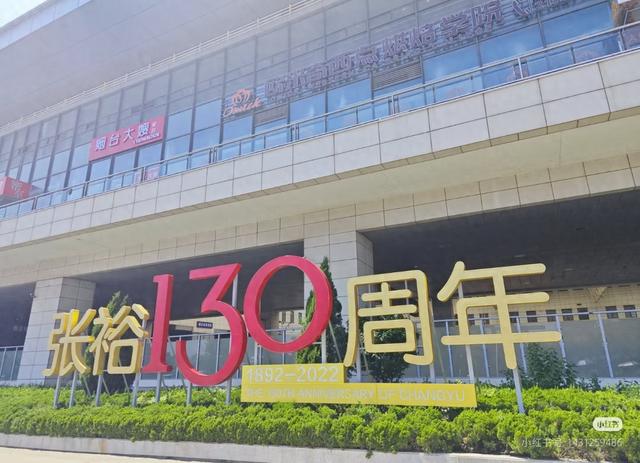 烟台的海景无敌了，玻璃海果冻海，比威海、青岛的海好看