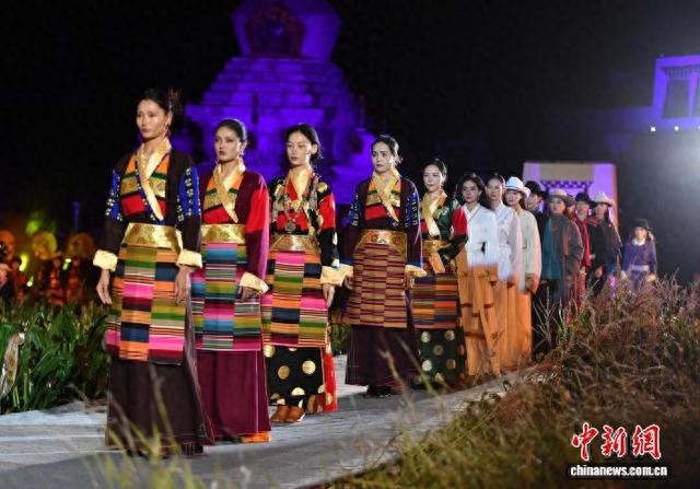 四川乡城上演田园“疯”装秀：生动展示民族文化特色