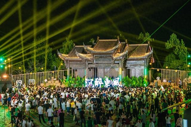 醉东风乡村艺栈夜游季启幕，艺术赋能乡村，点亮新“夜”态
