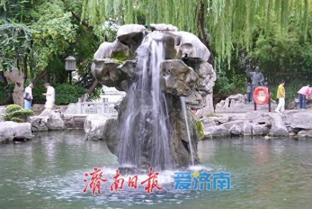 雨后泉景醉游人！“月牙飞瀑”喷涌愈盛，引众人驻足观赏