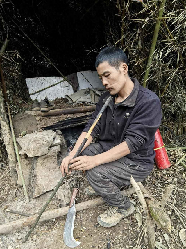 记者直击荒野求生选手“刀疤哥”制作钻木取火工具，他称坚持到底