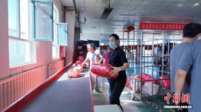 新疆呼图壁县搭上电商快车 新手主播月均收入上万