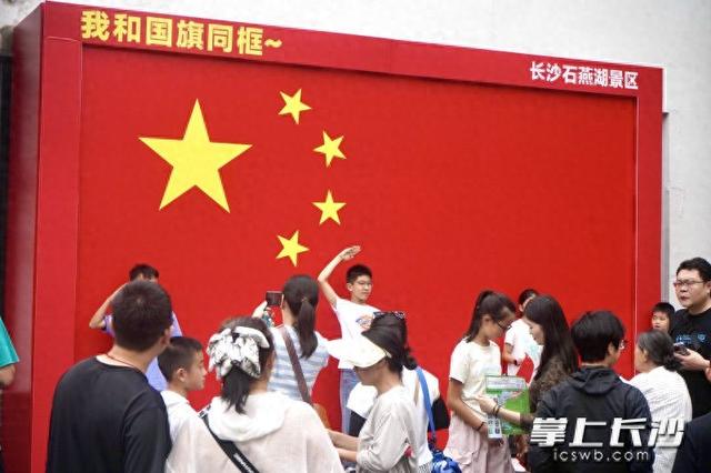 组图｜紫色花廊上线，石燕湖打造假日游玩新体验