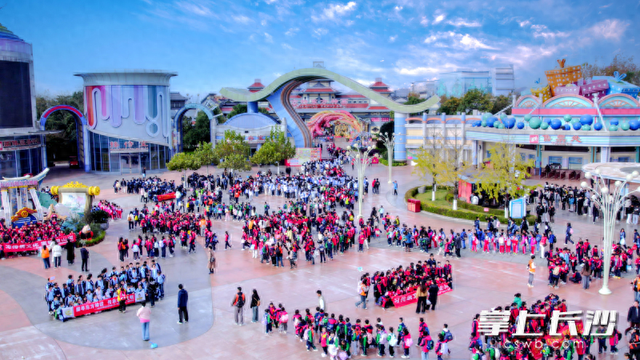 晴好天气催热秋游市场，长沙方特单日游客破5万
