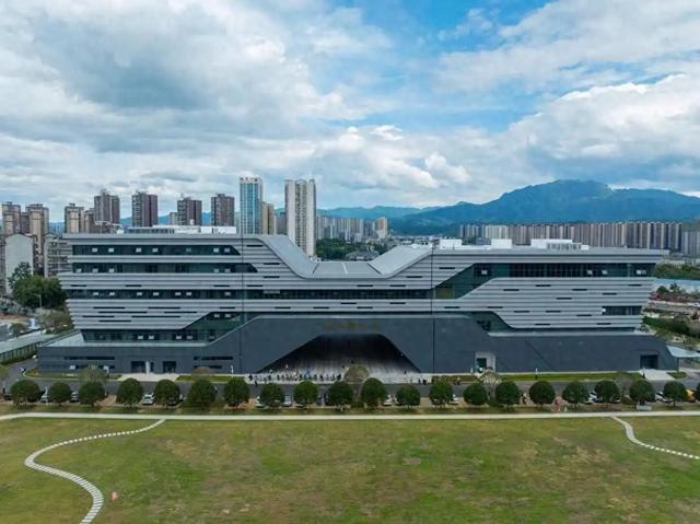 怀化图博馆新馆开放成文化新地标：科技赋能千年文脉，市民打卡直呼“宝藏”