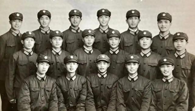 绿色的铠甲勇士叫什么（为什么六五式红领章红帽徽的军装都被老兵们喜欢）