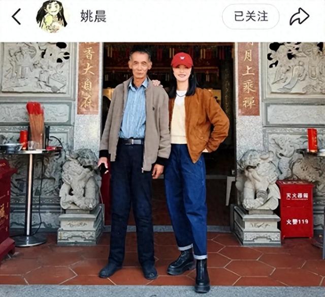 姚晨携子回福建老家，清水宫打卡绝版飞机机位，父女同框似复刻