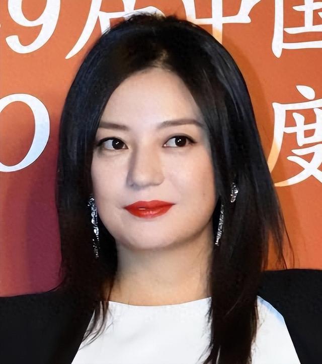 封杀4年，赵薇做梦也没想到，如今56岁哥哥竟成了自己的“救赎	”