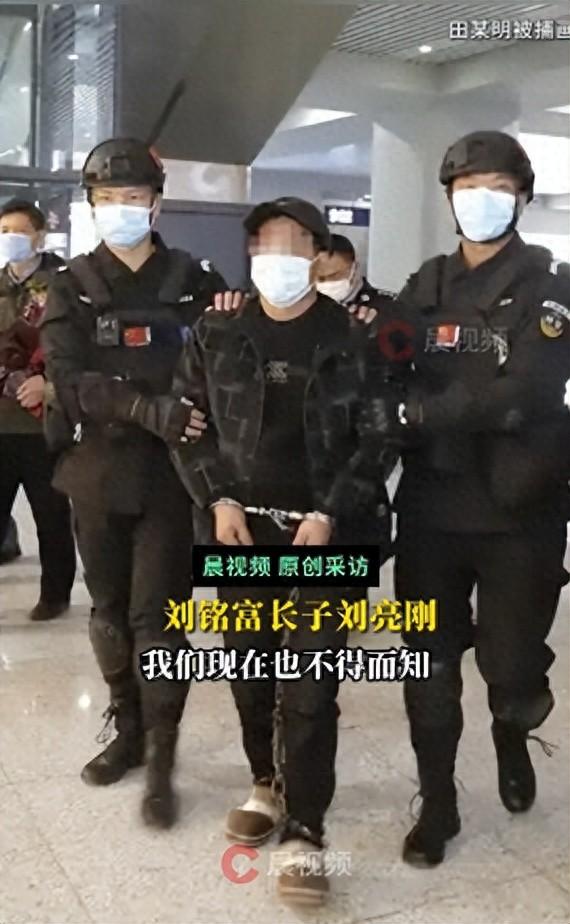 “男子强奸大嫂，出狱后刺死见义勇为者	”一案将再审；死者儿子：父亲死后，家庭生活艰苦	，兄弟三人都辍学了