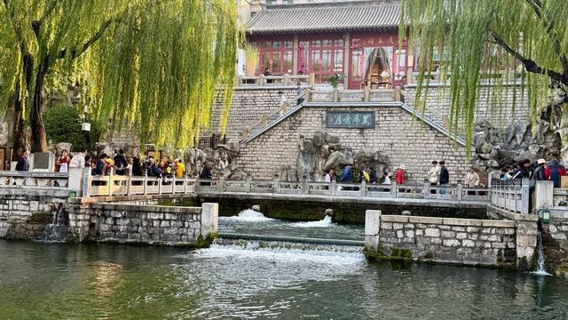 新视界｜济南护城河公园：泉水清清映垂柳 黄叶菊花别样新